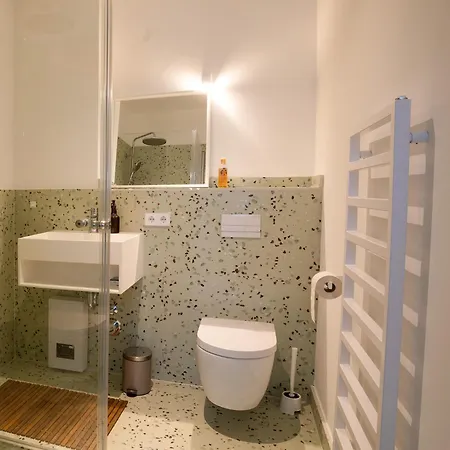 Loft In Hinterhof-remise Apartment *